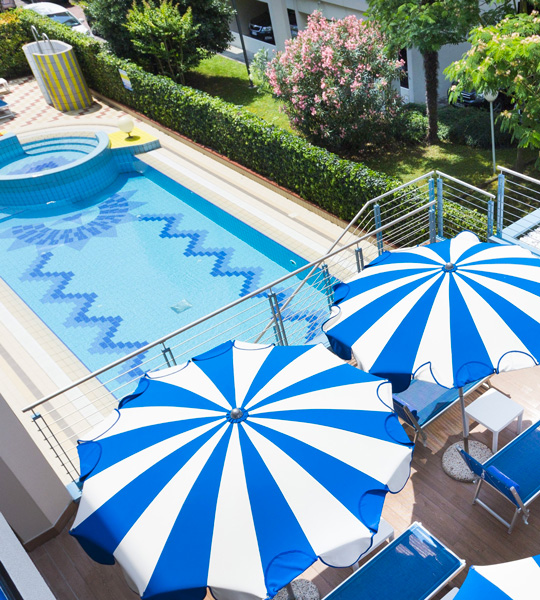 Private pool with solarium